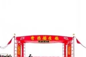 午夜送达的快递签收单特写，纸面留有手写时间与签名